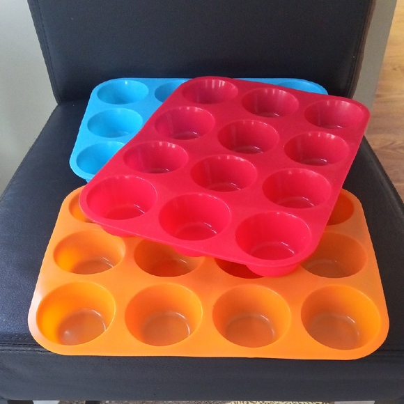Silicone Muffin Pan Set - Red, Blue, and Orange - Picture 10 of 10